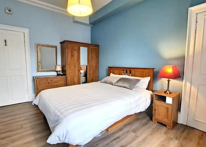Spacious Victorian Flat In Edinburgh City
